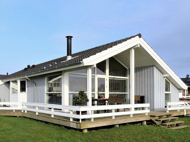 Holzhaus Immobilie mit Satteldach und Garten
