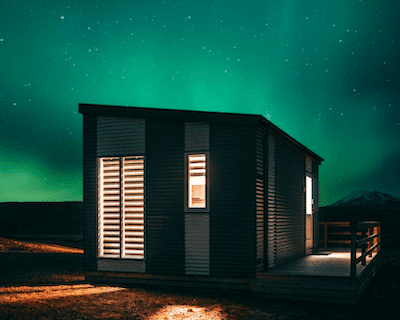 Fertighaus Wochenendhaus auf einem Grundstück bei Nacht