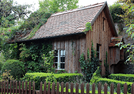 Kleingartenhaus aus Holz mit Satteldach