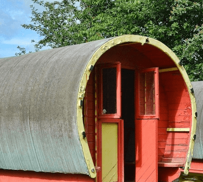 Zirkuswagen mieten auf einem Campingplatz in der Natur