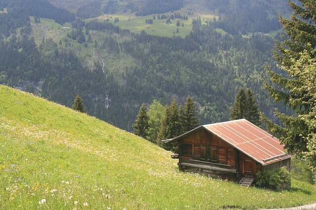 Hanghaus auf einer Alm am Berg