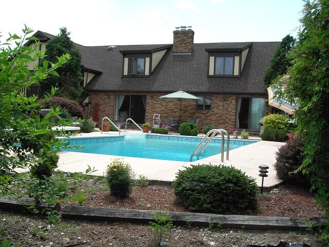 Pool aufstellen im Garten