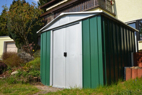 Gartenhaus aus Metall mit Satteldach