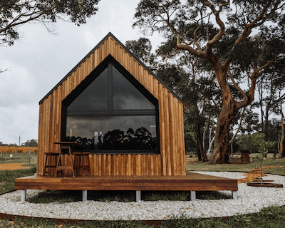 Gartenhütte aus Holz vor Bäumen