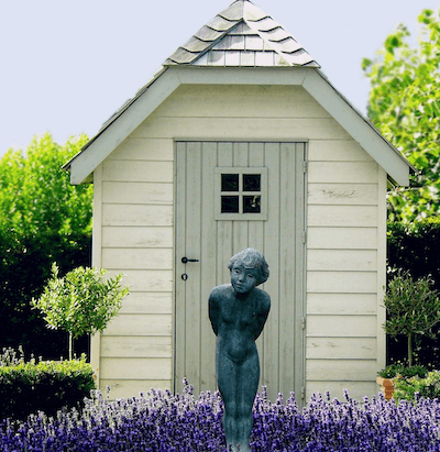 Kleines Gartenhaus aus Holz in weiß