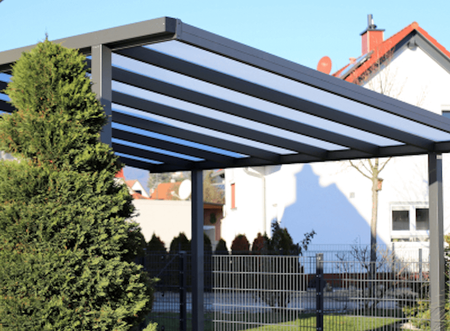 Alu Carport an einem Einfamilienhaus