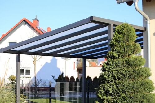 Anlehncarport aus Metall