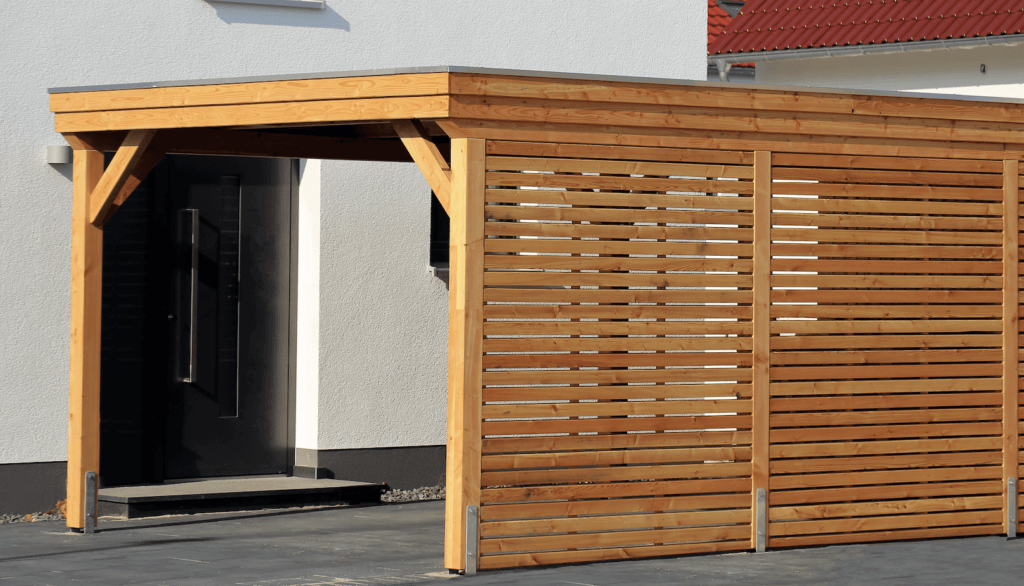 Carport aus Holz vor einem Einfamilienhaus