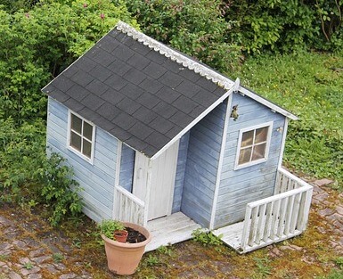 Blaues Gartenhaus mit Anbau aus Holz
