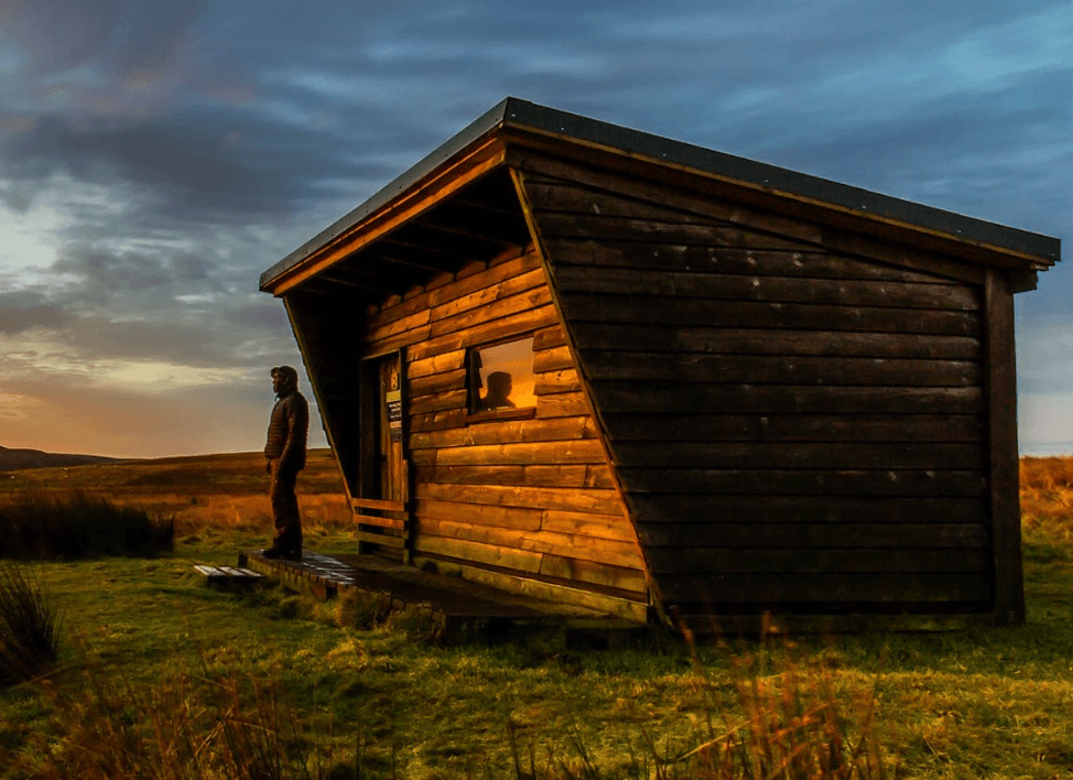 Männerhütte aus Holz mit Flachdach