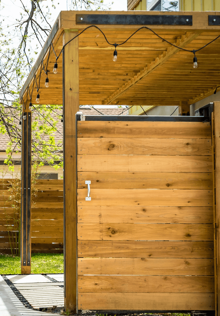 Holz Terrassenüberdachung in einem Garten