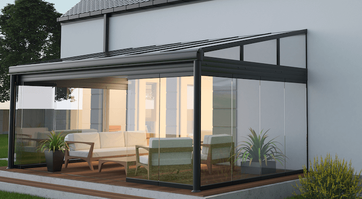 Wintergarten aus Metall und Glas an einem Einfamilienhaus