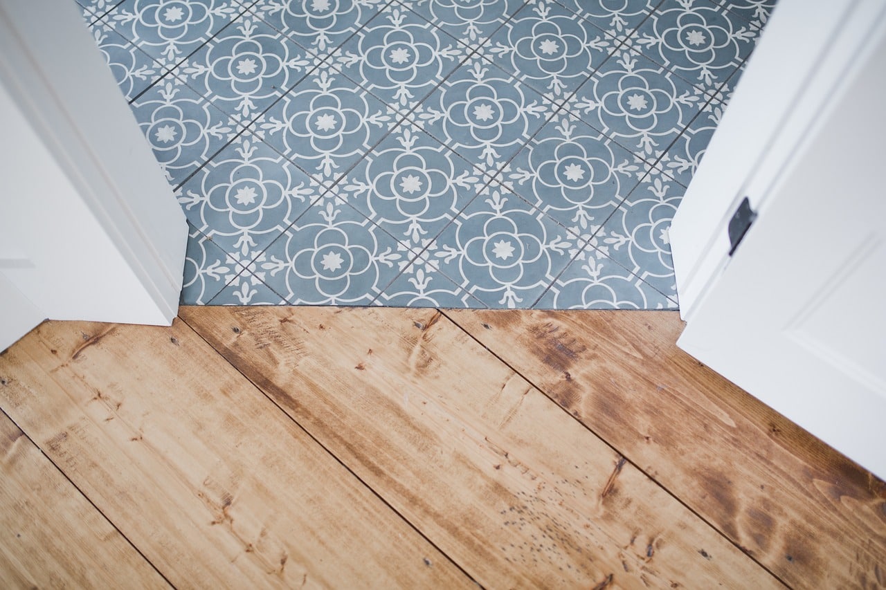 Mosaik und Holz Bodenbelag
